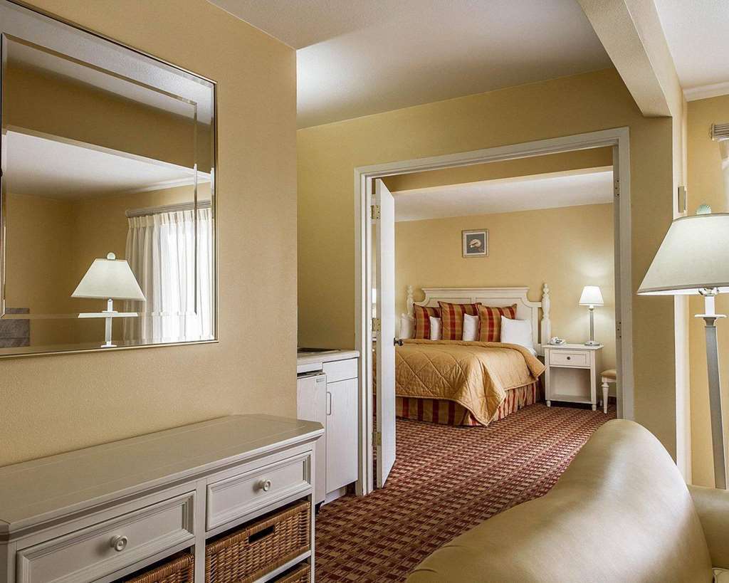 Quality Inn & Suites Capitola By The Sea Room photo